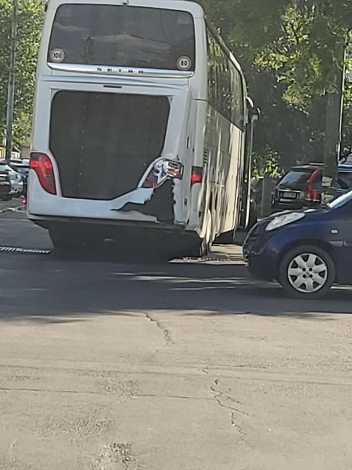 В центре столицы машина скорой помощи столкнулась с автобусом (ВИДЕО)