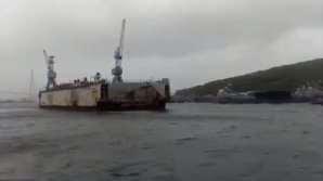 Ураган во Владивостоке: ветер сорвал с якоря огромный плавучий док (ВИДЕО)