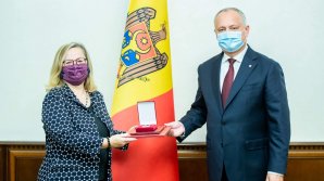 Игорь Додон попрощался с послом Австрии в Молдове Кристин Фрайлингер и вручил ей орден