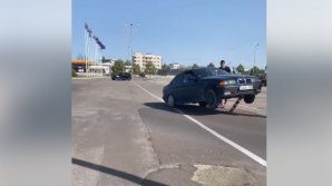 "Вот как так можно было?": в Бельцах водитель "припарковал" свой BMW на дорожном столбике (ВИДЕО)