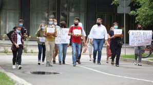 Калачи для премьера: активисты молодёжного крыла ПДС "поздравили" Иона Кику со свадьбой сына