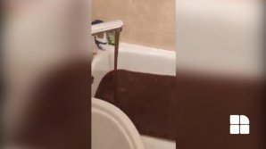 "Кто хочет Кока-колу от Иона Чебана?!": в одной из квартир из крана течет странная жидкость (ВИДЕО)