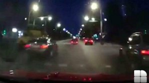 Опасные развлечения: в центре столицы засняли очередного лихача (ВИДЕО)