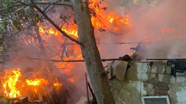 Утренний пожар в столице: пожилой мужчина и молодая семья остались без крыши над головой (ФОТО)