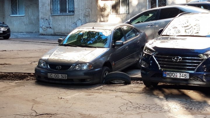 В Кишинёве несколько машин застряли над "пропастью" после ливня (ФОТО)