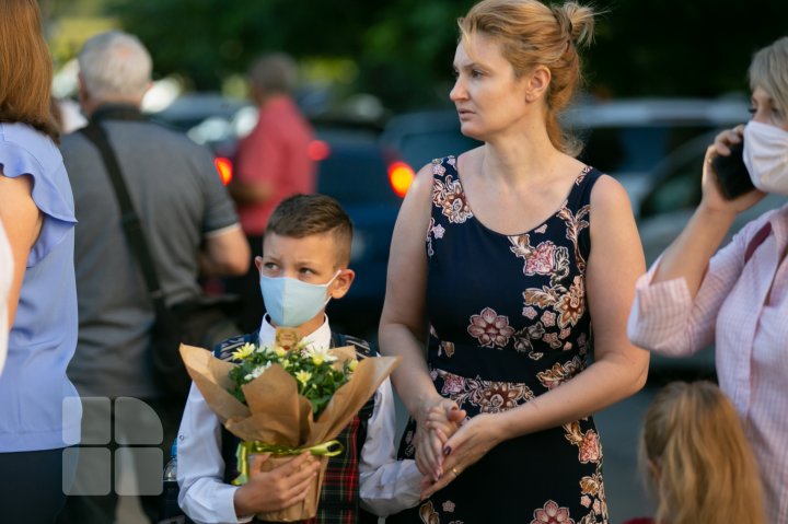 Снова в школу: ученики вернулись за парты без торжественных линеек и при строгих мерах безопасности (ФОТОРЕПОРТАЖ)