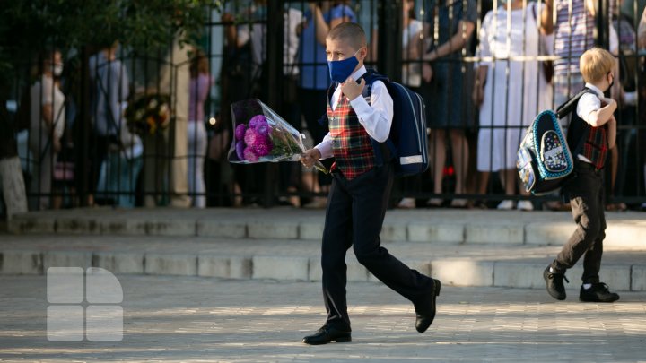 Снова в школу: ученики вернулись за парты без торжественных линеек и при строгих мерах безопасности (ФОТОРЕПОРТАЖ)