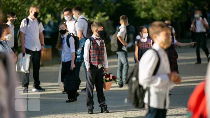 Снова в школу: ученики вернулись за парты без торжественных линеек и при строгих мерах безопасности (ФОТОРЕПОРТАЖ)