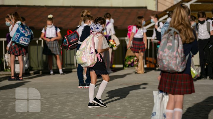 Снова в школу: ученики вернулись за парты без торжественных линеек и при строгих мерах безопасности (ФОТОРЕПОРТАЖ)