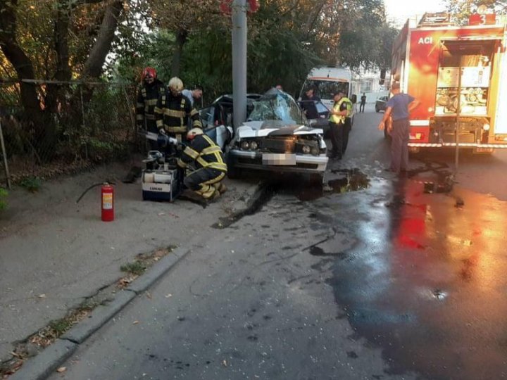 Страшное ДТП в столице с участием БМВ: в покареженной машине зажало пассажирку (ФОТО, ВИДЕО)