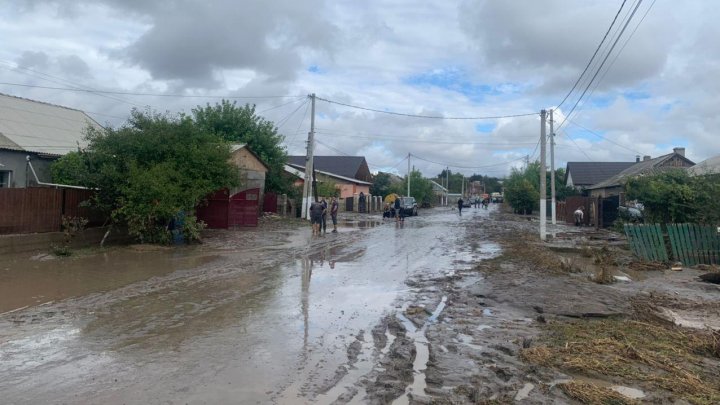 Подтопленные хозяйства и села без света: последствия дождя и действия спасателей по стране (ФОТО, ВИДЕО)