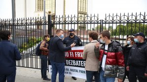 Флешмоб у президентуры: активисты ПДС принесли Игорю Додону "приглашение" на дебаты с Майей Санду