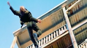 В Бельцах парень зашел в гости и упал с балкона пятого этажа