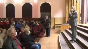 "Вы получили в октябре 900 леев?!": Игорь Додон встретился с избирателями из Каларашского и Страшенского районов