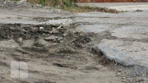 Хуже, чем в селе: несколько семей, проживающих на  Чеканах, взывают к властям