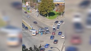 ДТП в столице: две машины сильно помяты, один из водителей в больнице (ВИДЕО)