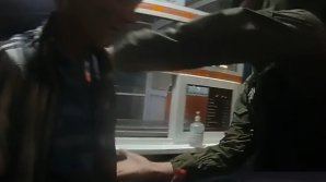 В столице пьяный мужчина пробрался в киоск с фастфудом, сказав охране, что ждет троллейбус (ВИДЕО)