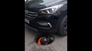 Столичный рабочий чуть не застрял в канализации под автомобилем (ВИДЕО)