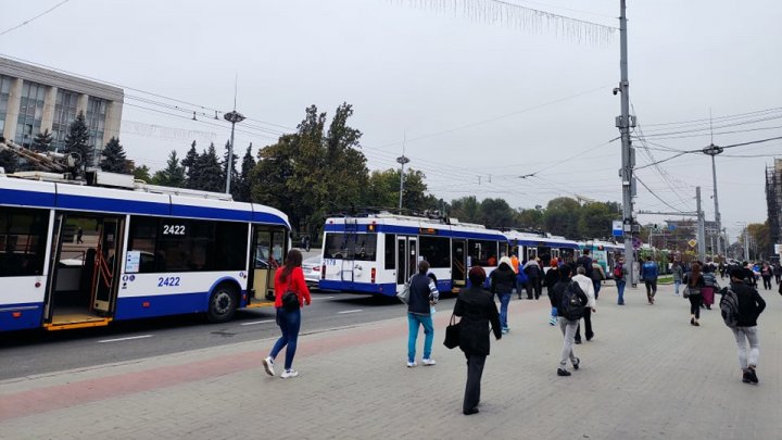 В центре Кишинёва встали десятки троллейбусов (ФОТО)