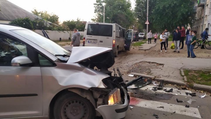 Очередная авария в столице: две легковушки сильно повреждены (ФОТО)