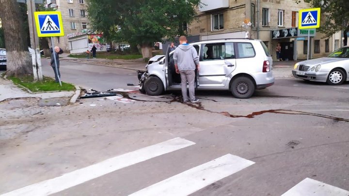 Очередная авария в столице: две легковушки сильно повреждены (ФОТО)