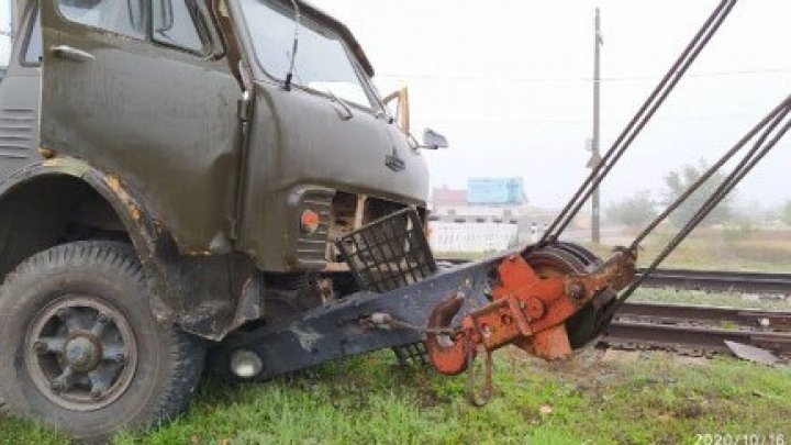 Тяжелая авария в Тирасполе: кран врезался в мотовоз (ВИДЕО)