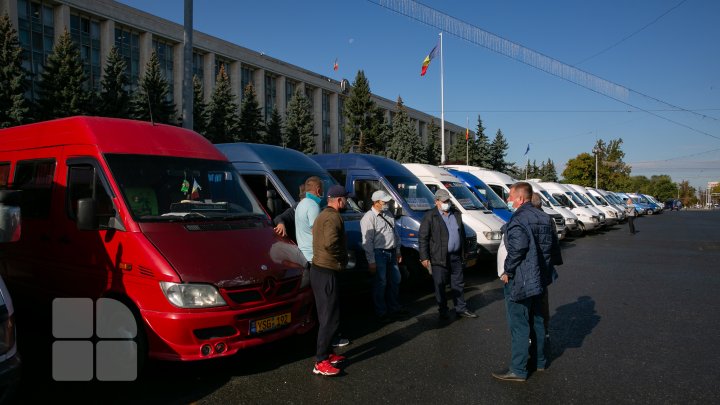 Транспортники вышли на протест: в центре столицы собрались десятки водителей с машинами (ФОТО, ВИДЕО)