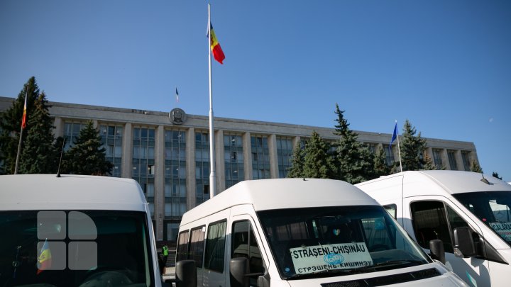 Транспортники вышли на протест: в центре столицы собрались десятки водителей с машинами (ФОТО, ВИДЕО)