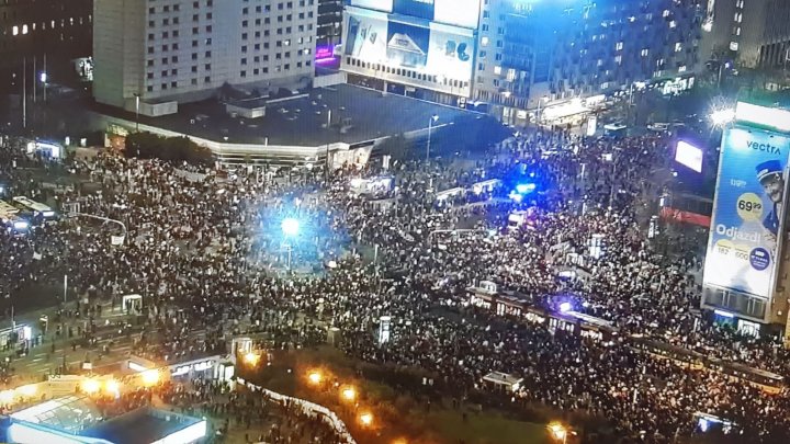 В Варшаве на митинг против запрета абортов вышли 100 тыс. человек