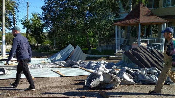 В Сорокском районе сорвало крышу сельской мэрии (ФОТО)