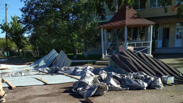 В Сорокском районе сорвало крышу сельской мэрии (ФОТО)