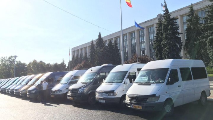 Транспортники вышли на протест: в центре столицы собрались десятки водителей с машинами (ФОТО, ВИДЕО)