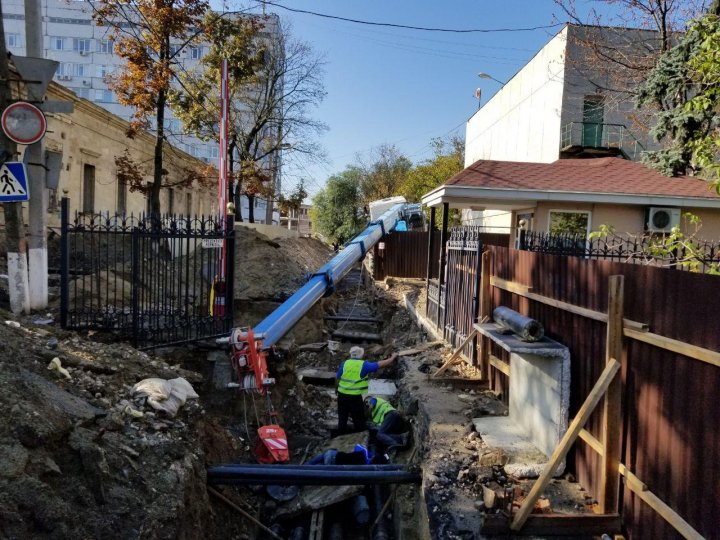 В столице на рабочих во время проведения ремонта упал подъемный кран, есть пострадавшие (ФОТО, ВИДЕО)