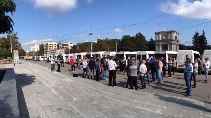 Транспортники вышли на протест: в центре столицы собрались десятки водителей с машинами (ФОТО, ВИДЕО)