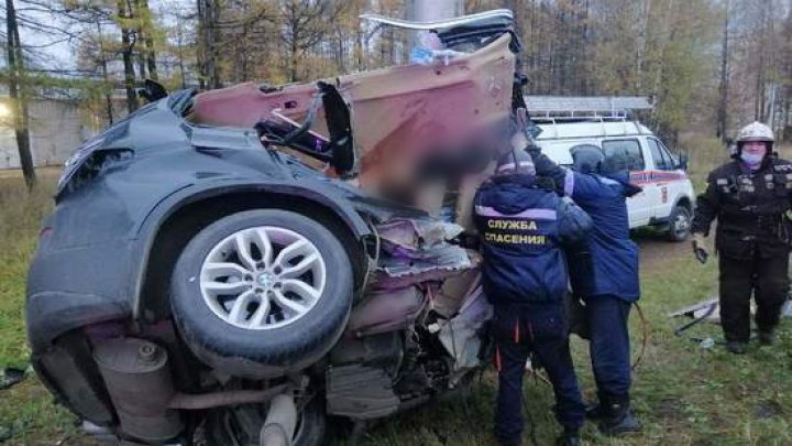 Автомобиль врезался в столб в Ивановской области: машина всмятку, тело пассажирки нашли в лесу