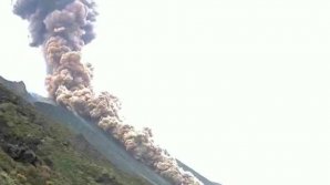 Итальянский вулкан Стромболи выбросил столб дыма после крупного взрыва (ВИДЕО)