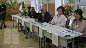 За процессом голосования следят почти 1900 национальных и более 300 международных наблюдателей