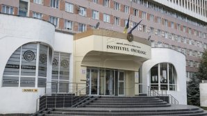 В Онкологическом институте подсветили металлический символ борьбы с раком шейки матки (ФОТО)