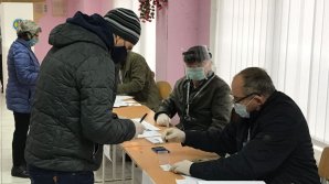 Дождь не помеха: как проголосовали первые избиратели на выборах президента