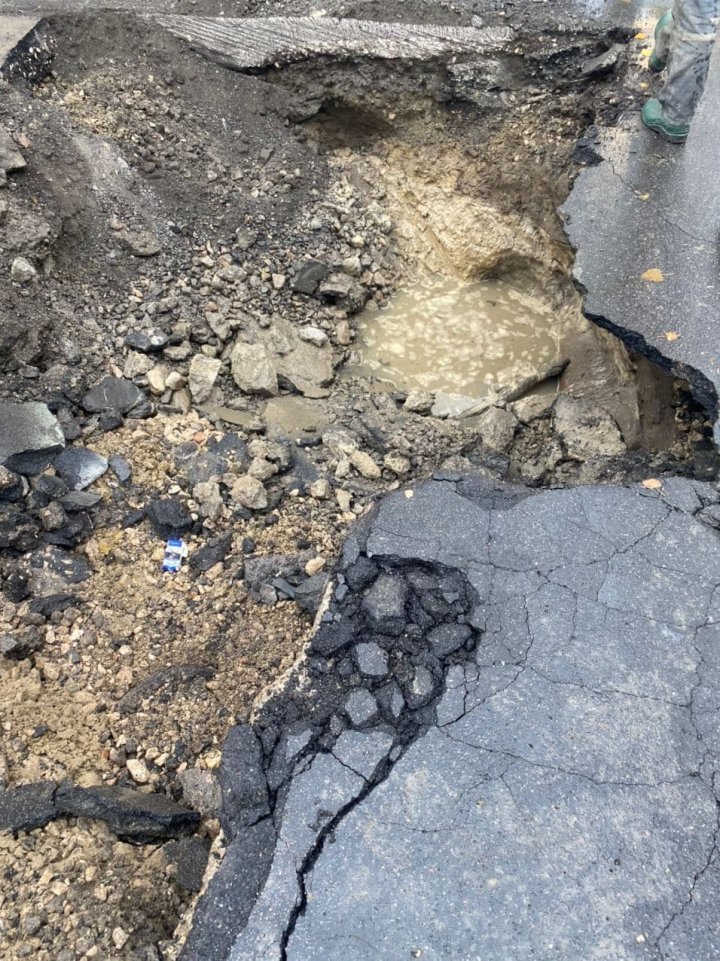 Дыра в асфальте стала причиной блокировки движения на одной из столичных улиц (ФОТО)