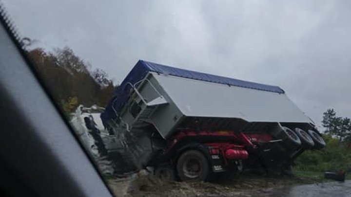 У села Михайловка Чимишлийского района съехала с трассы и перевернулась фура 