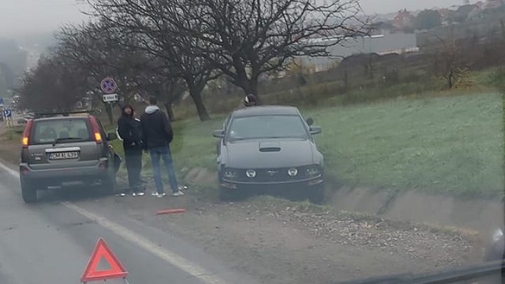 Авария на Балканском шоссе: легковушка слетела в кювет (ВИДЕО)