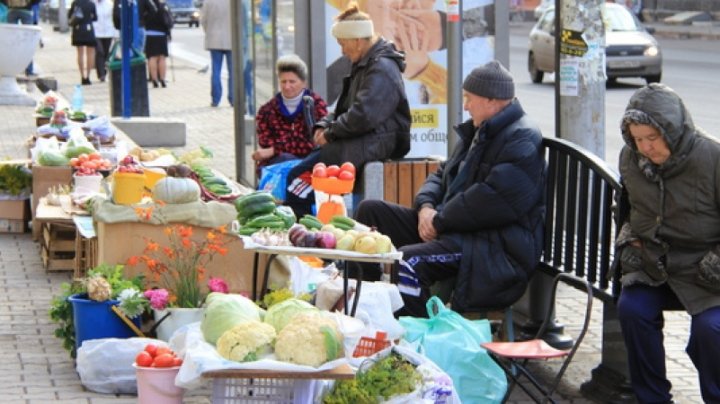 В период пандемии пожилые вынуждены торговать на улицах столицы, чтобы выжить