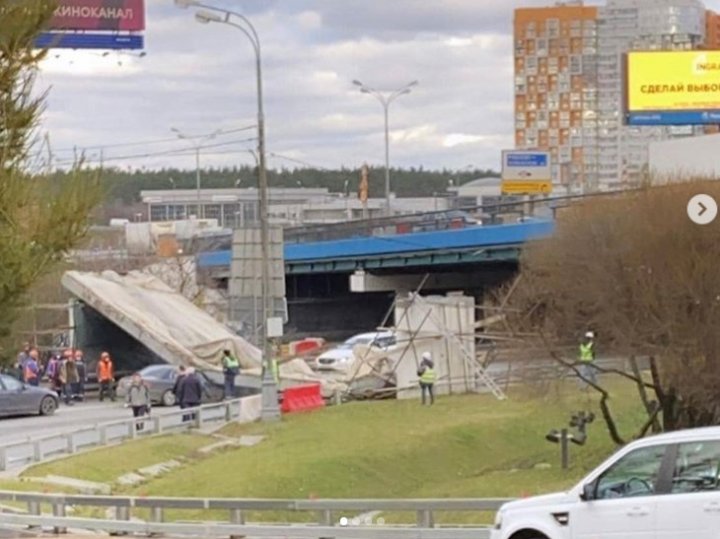 В Москве бетонная плита придавила автомобиль с водителем и пассажиром в  салоне (ФОТО, ВИДЕО)