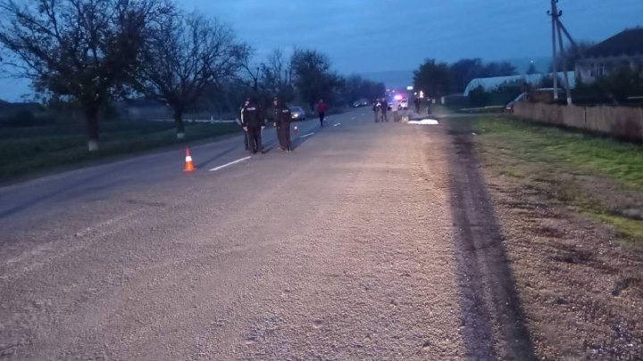 При въезде в село Кетросу обнаружен мертвый мужчина: полиция предполагает, что он стал жертвой ДТП (ФОТО)