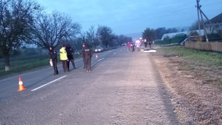 При въезде в село Кетросу обнаружен мертвый мужчина: полиция предполагает, что он стал жертвой ДТП (ФОТО)