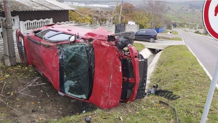 В Хынчештах водитель чудом не пострадал, перевернувшись в кювет на склоне