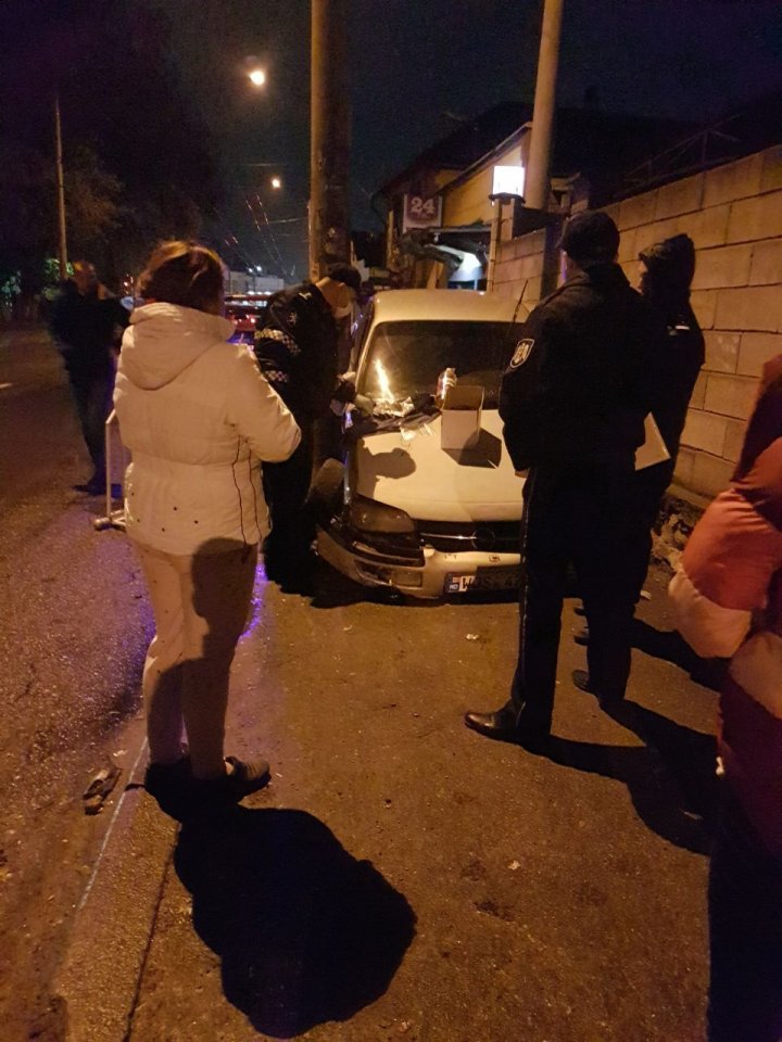 Не рассчитал: в столице автомобиль застрял между забором и столбом (ФОТО)