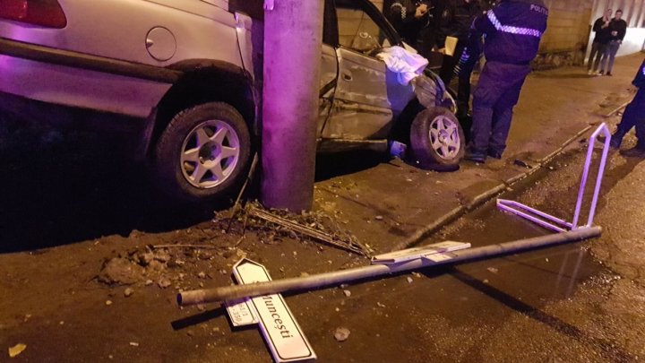 Не рассчитал: в столице автомобиль застрял между забором и столбом (ФОТО)