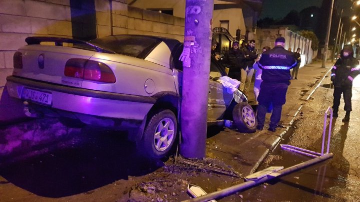 Не рассчитал: в столице автомобиль застрял между забором и столбом (ФОТО)